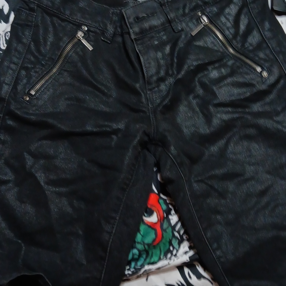 Black cut off shorts, skinny or leg, white house black market
